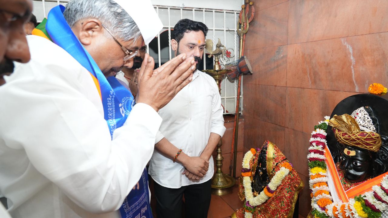 कोथरूड ग्रामदेवता म्हातोबा चरणी चंद्रकांतदादा पाटील लीन, महायुतीच्या सर्व कार्यकर्त्यांचा प्रचंड जल्लोष